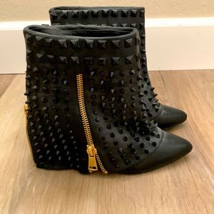 NWOT Size 9  lust for life black studded booties